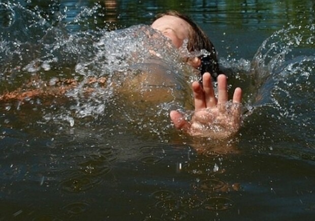Под Харьковом пьяный полицейский бросил девочку на середину реки. Фото: newtimes.kz