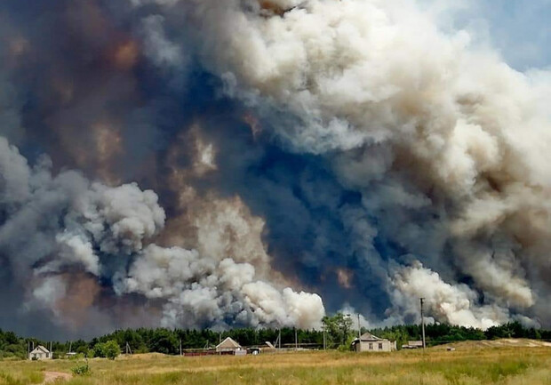 Харьковские спасатели отправились тушить масштабный пожар в Луганской области. Фото: Анна Николаенко