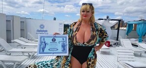 Яскраві фото: в Україні визначили володарку найбільших грудей