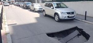 Объезжай: в центре Харькова провалился асфальт, дорогу перекрыли