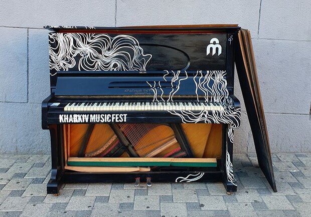Вандалы сломали разрисованное пианино. Фото: Ivan Ponomarenko/Facebook