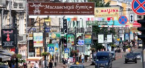 Постарались: на линии скоростного трамвая убрали незаконную рекламу