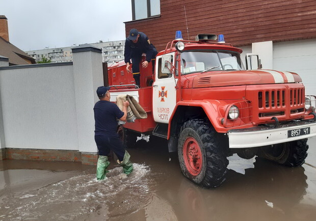 В Харькове пожарные откачивают воду из затопленных дворов. Фото: kh.dsns.gov.ua