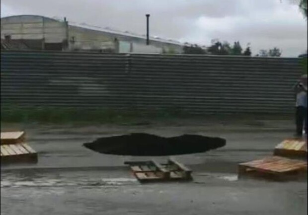 В Харькове после дождя провалился асфальт. Фото: скриншот видео