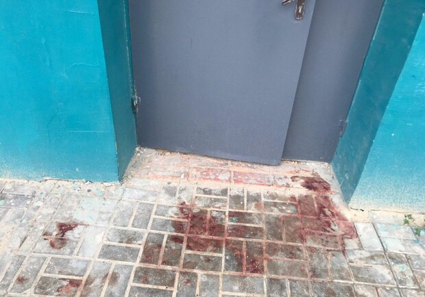 В Харькове обнаружили труп на входе в подвал многоэтажки. Фото: Труха