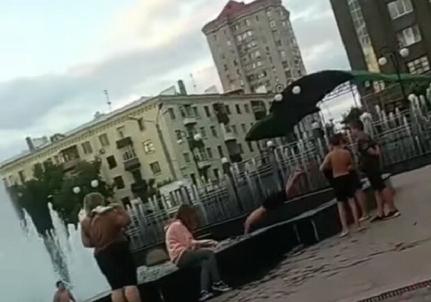 Подросток с разбега прыгнул в фонтан на Привокзальной площади. Скриншот: видео ХС