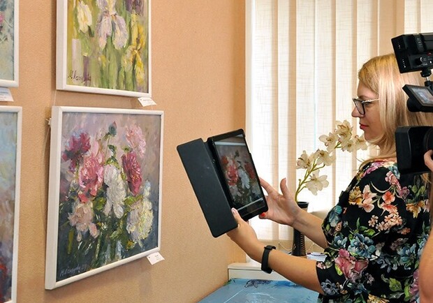 Выставка Марии Лемешовой "Вальс цветов" с дополненной реальностью - фото