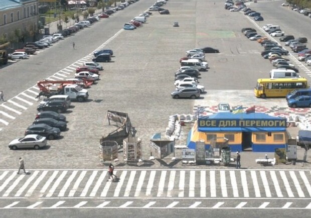 Новые правила парковки: на площади Свободы появилась разметка. Фото: "Суспільне"
