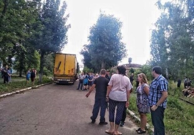 В Харькове протестующие заблокировали выезд с завода. Фото: Типичное ХТЗ