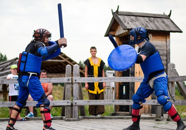 Турнир по спортивному бою на мечах в Фельдман Экопарк - фото