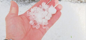 Непередбачуваний липень: Яремче засипає льодом