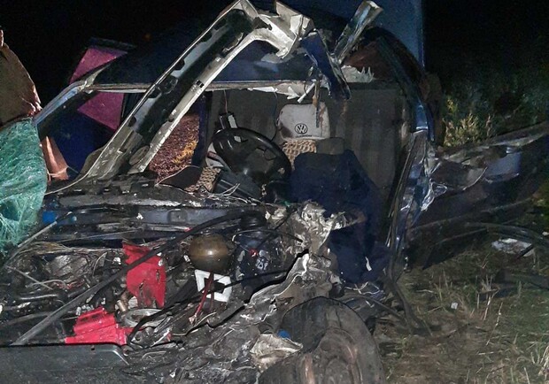 Под Харьковом спасатели вырезали водителя из искореженного автомобиля. Фото: kh.dsns.gov.ua