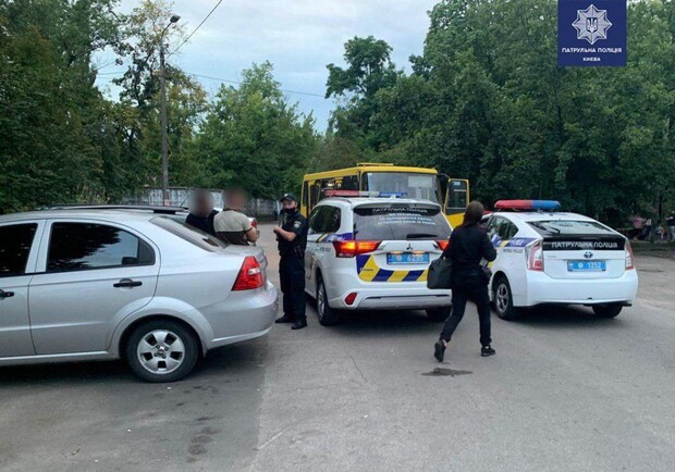Полицейские задержали двух парней, которые угнали маршрутку Фото: пресс-служба патрульной полиции Киева