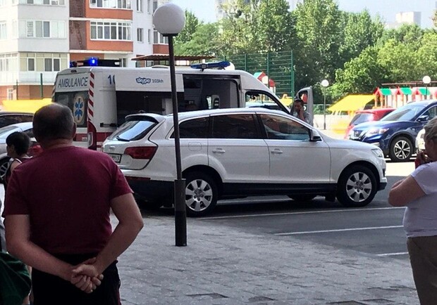 В центре Харькова мужчина выпал из окна на припаркованный автомобиль. Фото: "Труха"