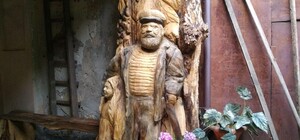 Скульптура из древнего тополя: что посмотреть во дворике на Успенской