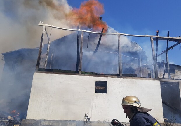 В пригороде Харькова горит двухэтажный дом. Фото: kh.dsns.gov.ua