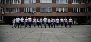 Трогательно и зажигательно: родители поздравили 