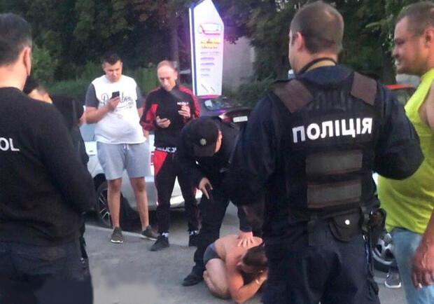 В Харькове возле ночного клуба задержали мужчин с оружием. Фото: ХС