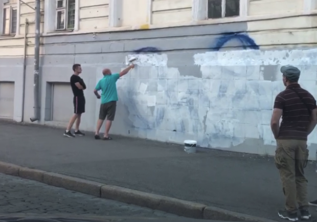 Вандал, который разрисовал дом на Сумской, не смыл граффити. Фото: newsroom.kh.ua
