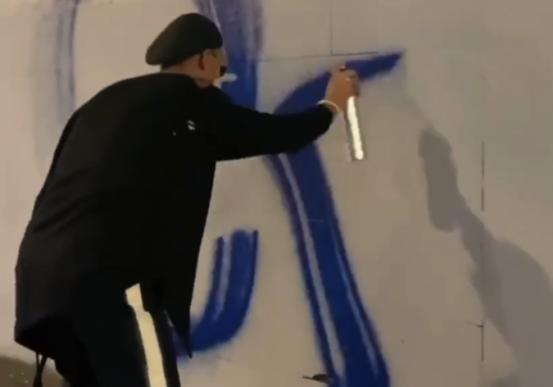 Вандал, разрисовавший дом в центре Харькова, сам смоет граффити. Фото: newsroom.kh.ua
