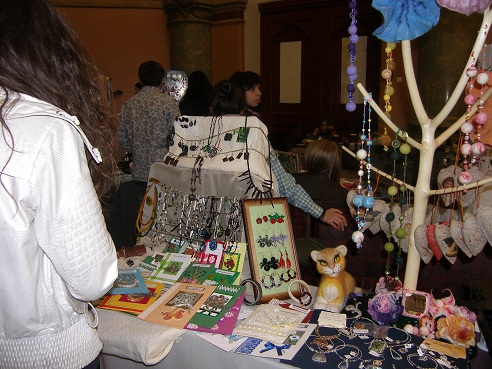 На фестивале можно было купить мыло, свечи, украшения, сумки, футболки, изделия из кожи. Фото автора.