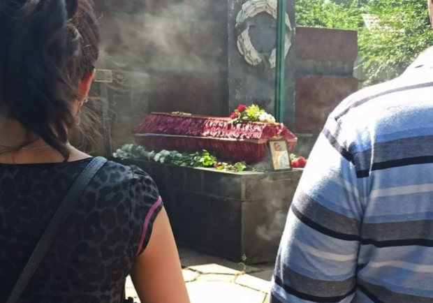 Со слезами и непониманием: в Запорожье похоронили девушку, которая сожгла себя под храмом - фото regionnews.net.ua