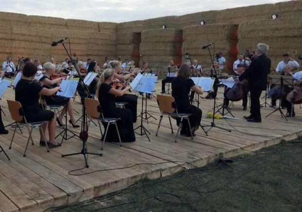 Под Харьковом симфонический оркестр сыграл на сцене из соломы. Фото: suspilne.media
