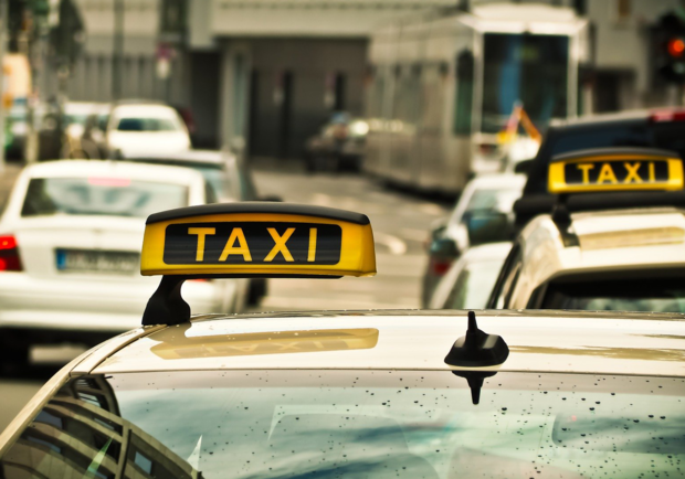 В Украине собираются ввести патенты для таксистов. Фото: liga.net