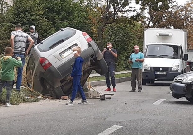 В Харькове автомобиль провалился в яму, вырытую при ремонте теплосетей. Фото: vecherniy.kharkov.ua