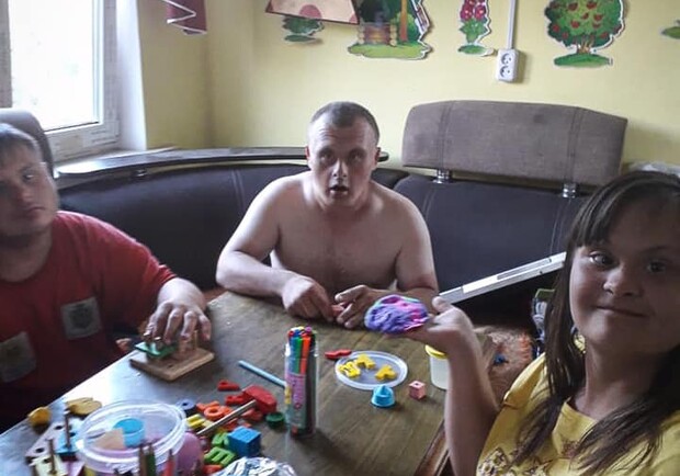 Мужчина, который 7 лет жил в больнице под Харьковом, обрел семью. Фото: Мария Малевская