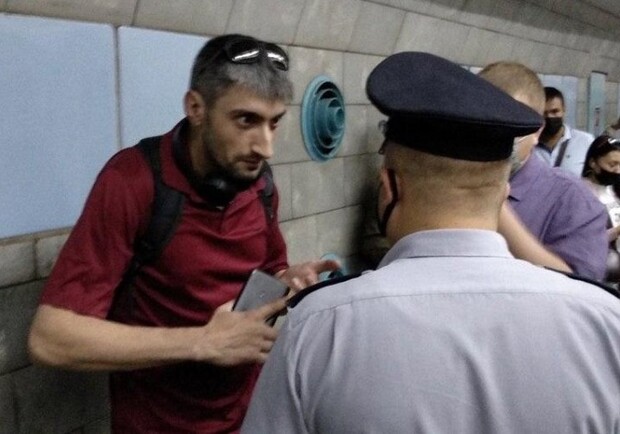 В харьковском метро полиция заставила "Топаза" надеть маску. Фото: Харьков Live
