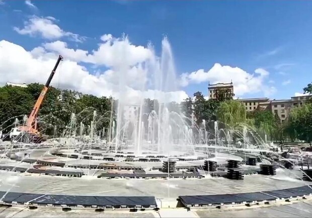 Кернес показал, как работает самый крупный круглый фонтан в Украине. Фото: скриншот видео