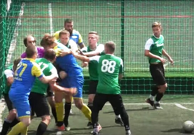 В Харькове футбольный матч закончился массовой дракой. Фото: скриншот видео