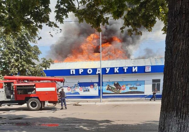 Под Харьковом горят два магазина. Фото: kh.dsns.gov.ua