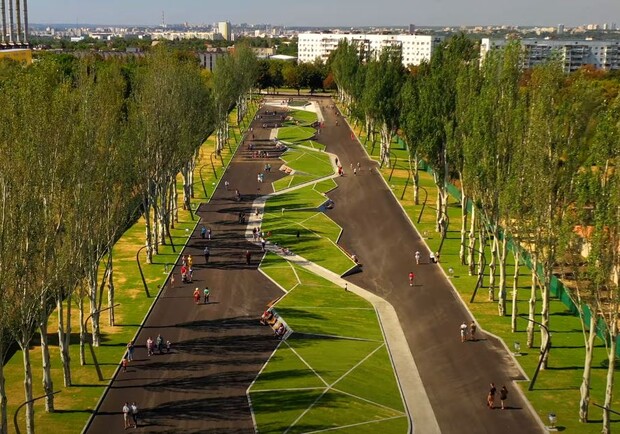Новую аллею в парке Победы на Салтовке сняли с высоты. Скриншот из видео