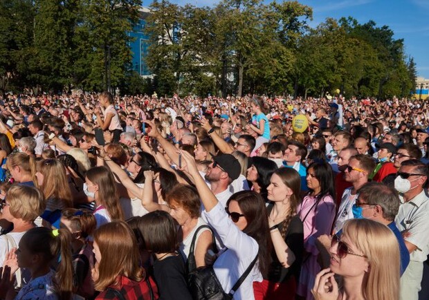 Врач рассказал, когда ждать вспышку COVID-19 после гуляний 23 и 24 августа. Фото: city.kharkov.ua