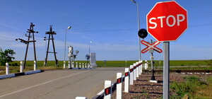 Водителям на заметку: под Запорожьем перекрыли железнодорожный переезд