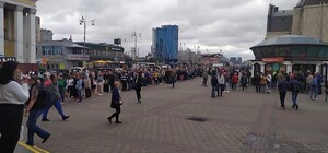 У станции метро 