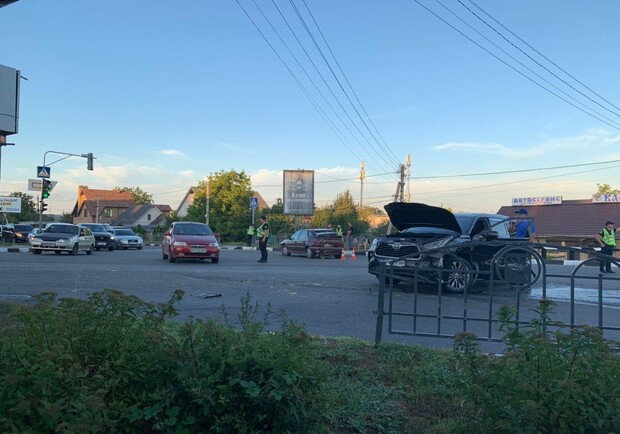 В Харькове грузовик протаранил три машины. Фото: "Харьков 1654"