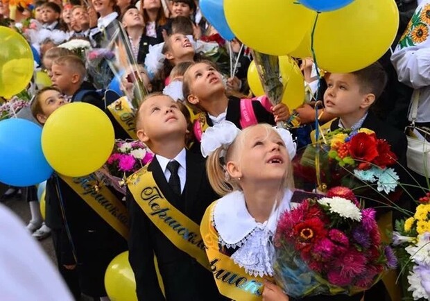 Во многих харьковских школах проходят торжественные линейки. Фото: twitter.com/yatsenyuk_ap