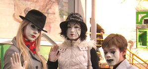 Запорожье наводнили мимы