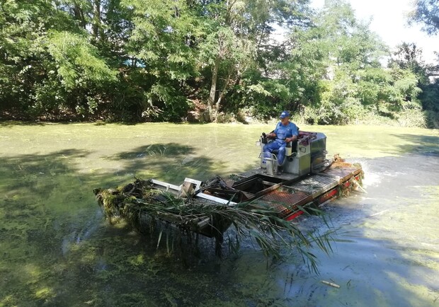 На Урловской чистят озеро с помощью "машины-амфибии". Фото: https://www.facebook.com/pleso2016/