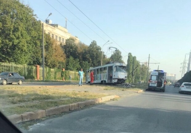 В Харькове трамвай снес столб и вылетел на дорогу. Фото: ХС