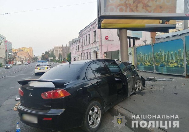 Водитель погиб на месте: на Московском проспекте Mitsubishi врезался в столб - фото