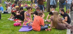 Протестовали против избиения студентов: в саду Шевченко горожане сидели на газонах