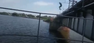 Второй Саша Шапик: подросток на ходу спрыгнул с поезда в воду (видео)