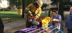 Попал в ловушку: в Киевской области ребенок застрял в 