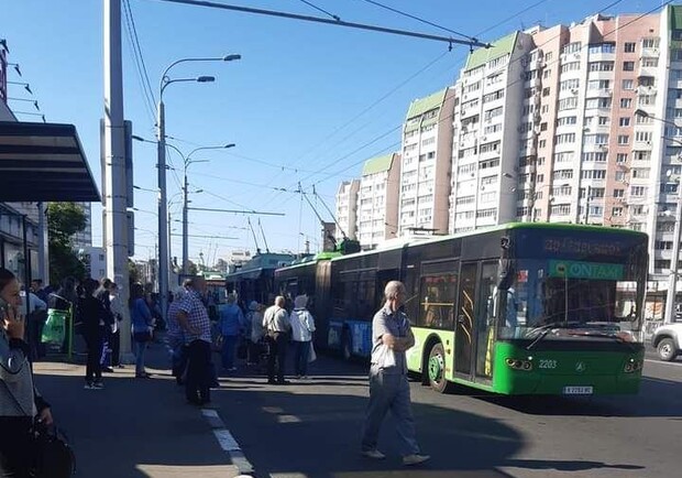 Бастуют из-за карантина: на Гагарина стоят троллейбусы. Фото: KHARKIV TODAY