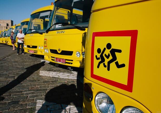 Харьковская область купила 18 школьных автобусов. Фото: kharkivoda.gov.ua