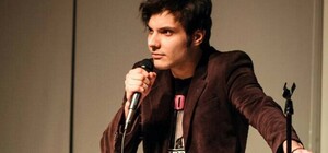 Побили за шутку: в Киеве радикалы напали на стендапера